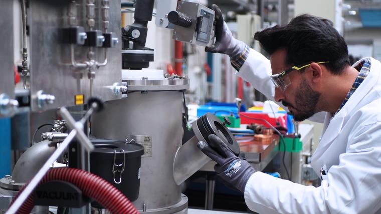 Abb.: Doktorand Ubaid Manzoor beim Lichtbogenofen, mit dem er minderwertige...