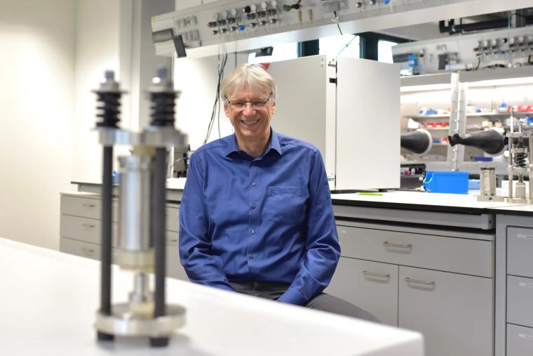 Abb.: Das Team um Thomas F. Fässler ersetzte einen Teil des Lithiums in der...