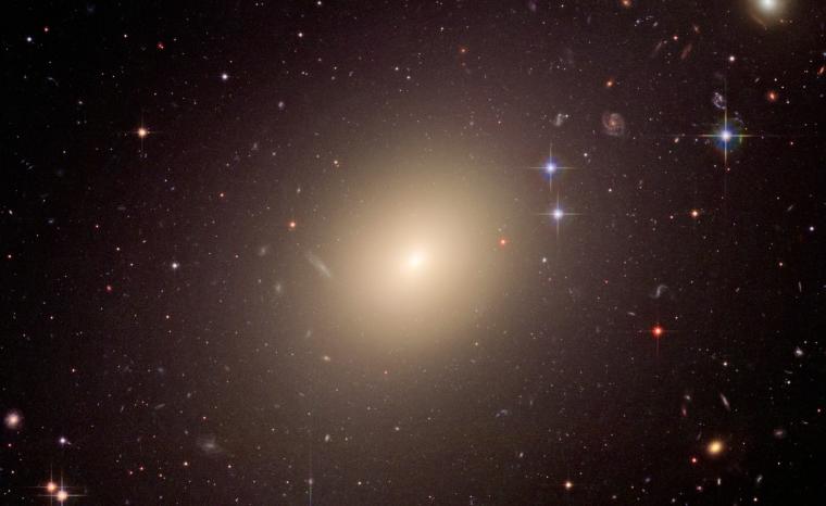 Abb.: Die Riesen-Elliptische-Galaxie ESO 325-G004 strahlte zum Zeitpunkt ihres...
