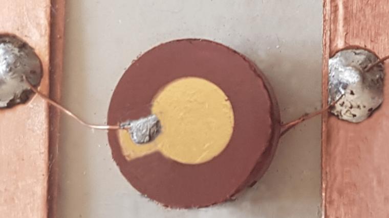 Abb.: Das polykristalline Pulver wurde zu einem dichten Pellet mit einem...