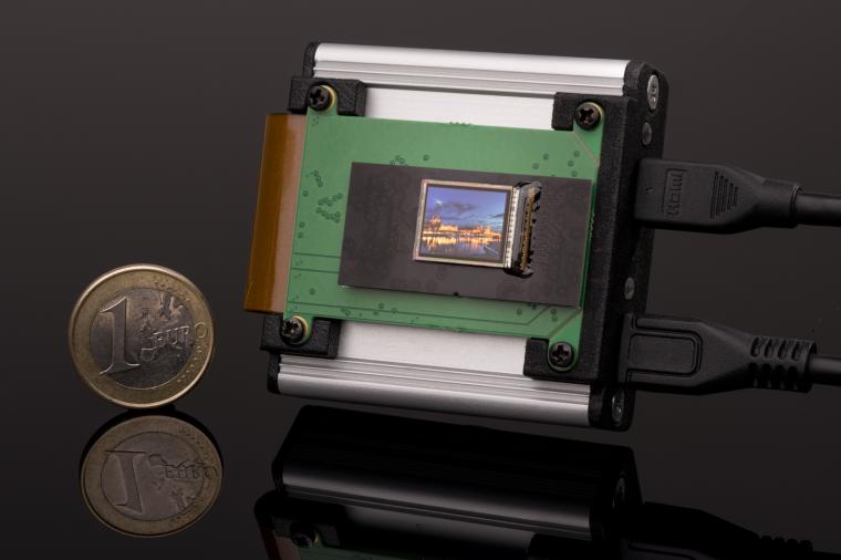 Abb.: Prototyp eines Hochvolt-CMOS-Backplane mit OLED.