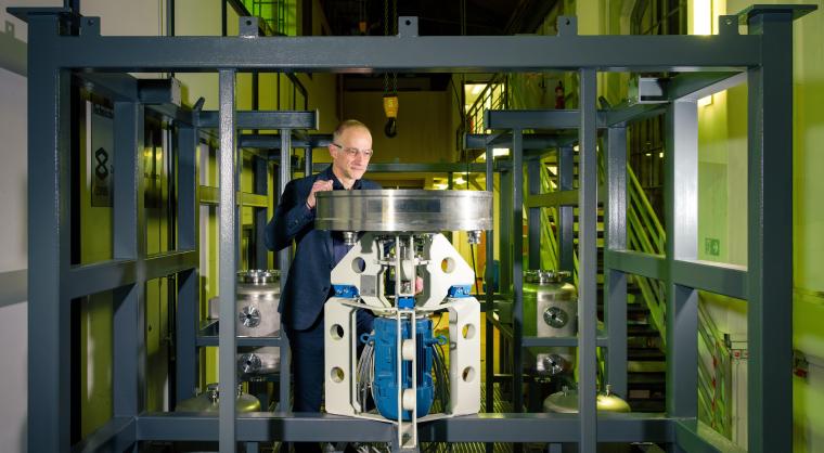 Abb.: Forscher Jens-Uwe Repke neben einem Teil der Pilotanlage zur...