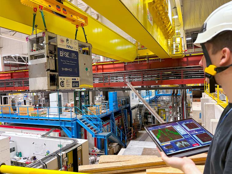 Abb.: Am Kran: Das autonome Penning-Fallensystem BASE-STEP wird am Cern...