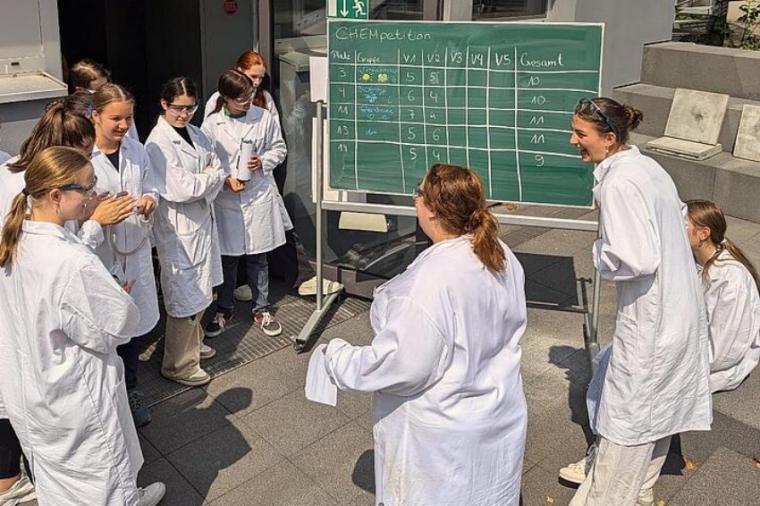 Abb.:  Auch ein Besuch im Chemielabor gehört beim UniCamp zum Programm.