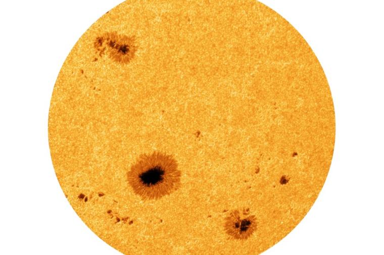 Abb.: Aus 100 Sonnenbildern des modernen Kamerasystems am VTT rekonstruiertes...
