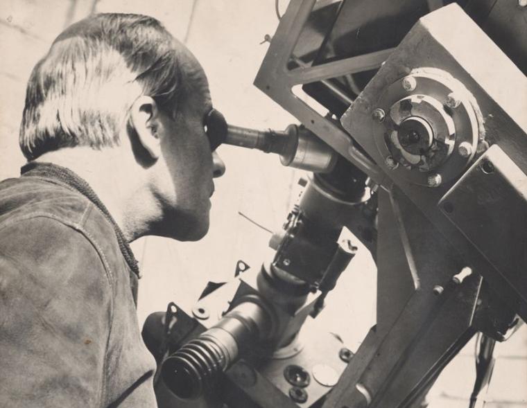 Karl-Otto Kiepenheuer 1958 bei der Beobachtung von seinem Sonnenobservatorium...