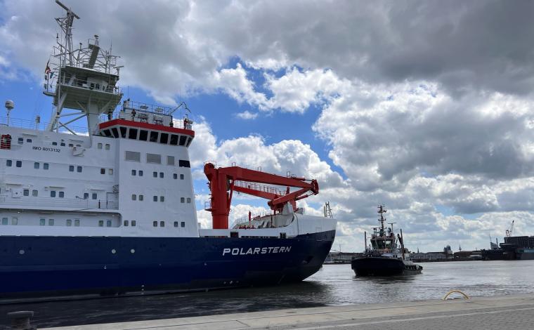 Abb.: Die Polarstern startet aus ihrem Heimathafen Bremerhaven Richtung Arktis.