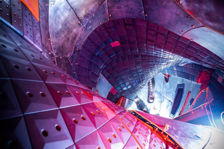 Abb.: Blick ins Innere des Vakuumgefäßes von Wendelstein 7-X in Greifswald.
