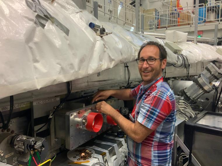 Abb.: Martin Fertl bei Arbeiten am Muon g-2 Speicherring.