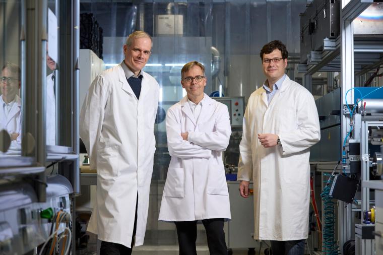 Abb.: Holger Althues, Stefan Kaskel und Benjamin Schumm (v. l.) erhalten einen...