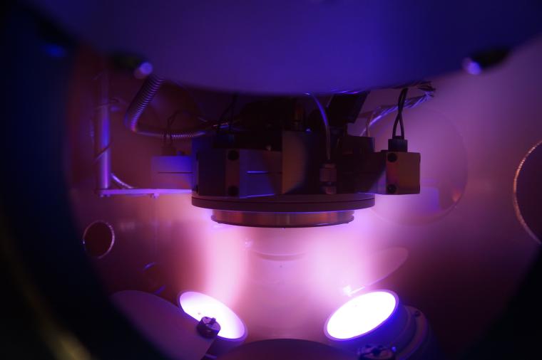 Abb.: Argon-Plasma in der Vakuumkammer beim Magnetron-Sputtern mit dem Substrat...