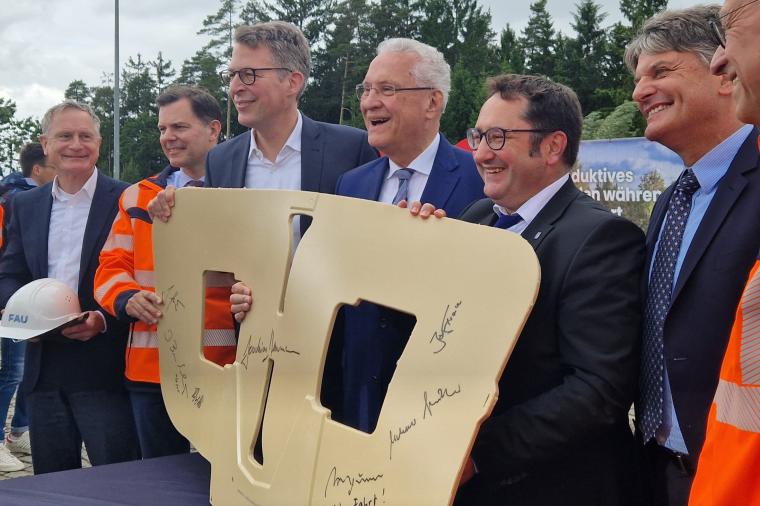 Abb.: Vertreter aus Politik, Forschung und Industrie starten eine Teststrecke...