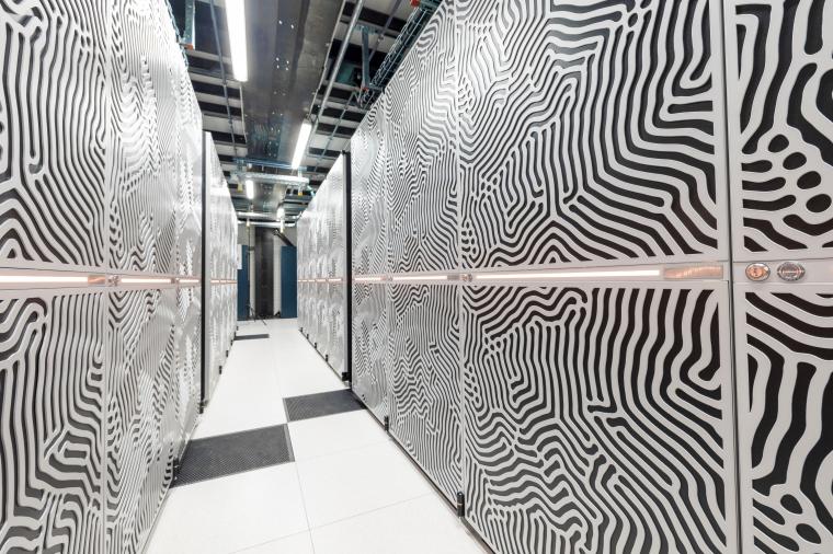 Abb.: Blick zwischen den Racks des Supercomputers JUPITER.