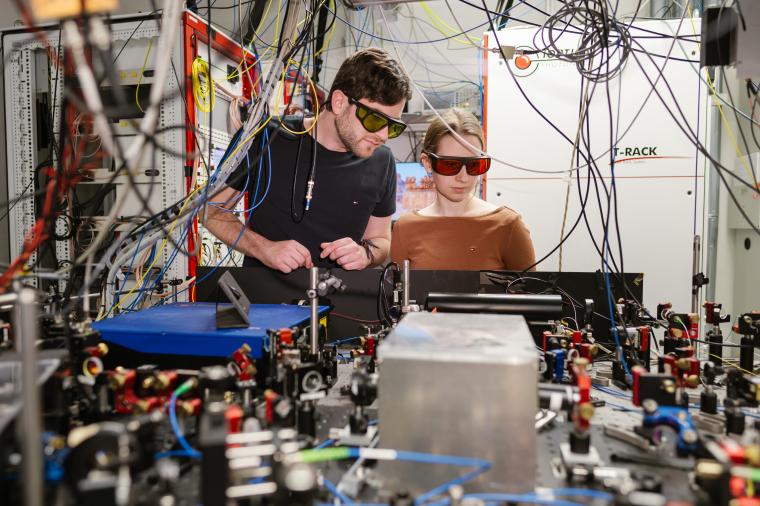 Abb.: Blick in ein Quantenlabor an der Universität des Saarlandes.
