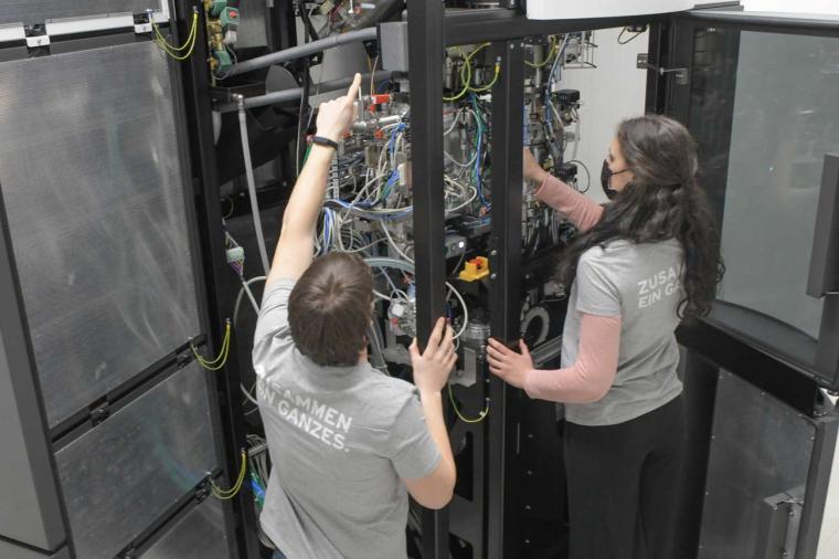 Abb.: Das Innere des Supermikroskops. Das Kryo-TEM ist vier Meter hoch und...