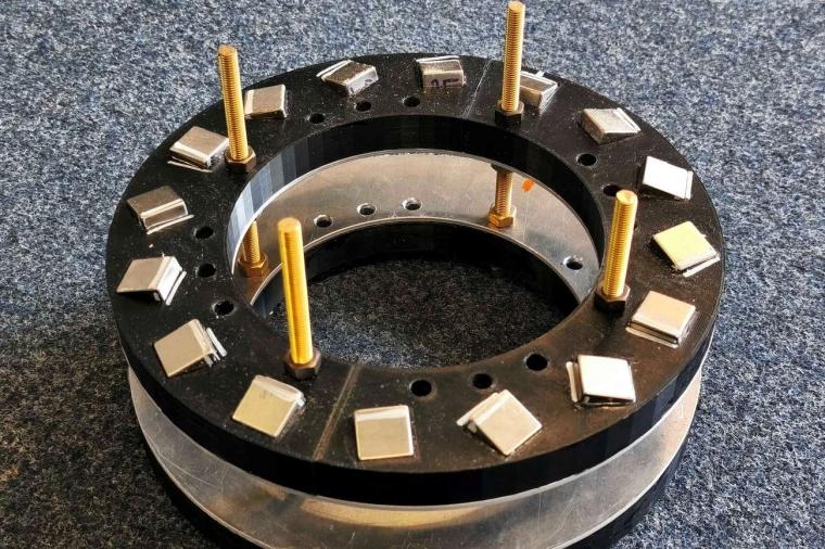 Abb.: Fokussiertes Magnetsystem aus zwei gestapelten Ringen mit jeweils 16...