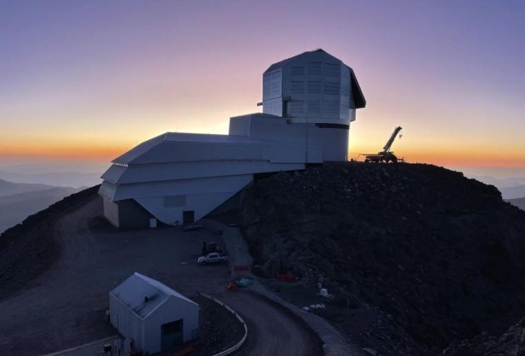 Blick auf das Vera C. Rubin Observatorium in Chile bei Sonnenuntergang. Es ist...