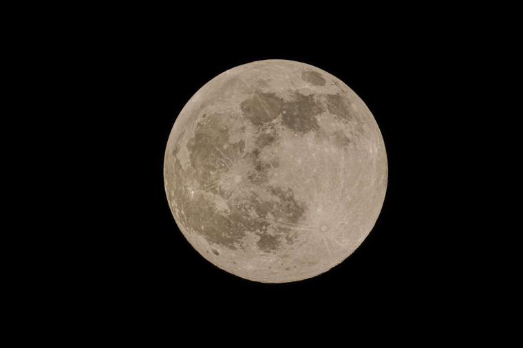 Abb.: Der Mond zeigt der Erde aufgrund seiner gebundenen Rotation stets die...