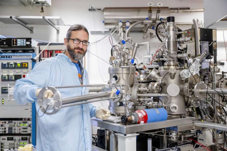 Abb.: Arne Ludwig an der Molekularstrahlepitaxie-Anlage der Uni Bochum, mit der...