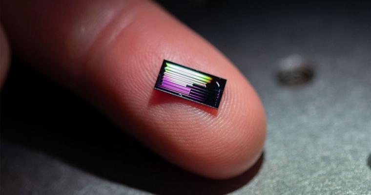 Entwickelt am Leibniz-IPHT in Jena und am INRS in Kanada: Der photonische Chip...