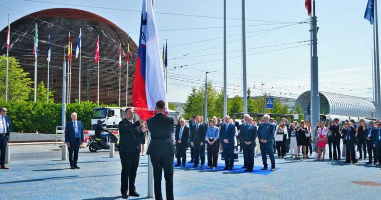Hissen der slowenischen Flagge am CERN
