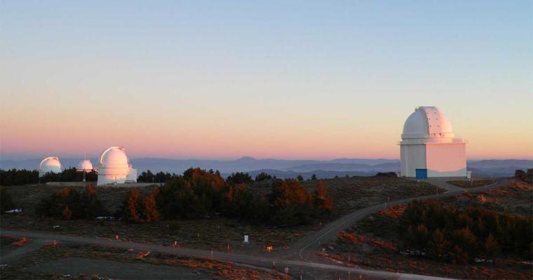 Am 3,5-Meter-Teleskop des Calar-Alto-Observatoriums (Kuppel rechts im Bild)...