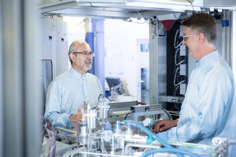 Dr. Dan Buca (links) und Andreas Tiedemann (rechts) an der CVD-Anlage von...