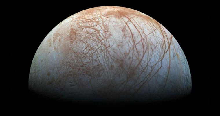 Der Jupitermond Europa ist von einem kilometerdicken Eispanzer umhüllt.