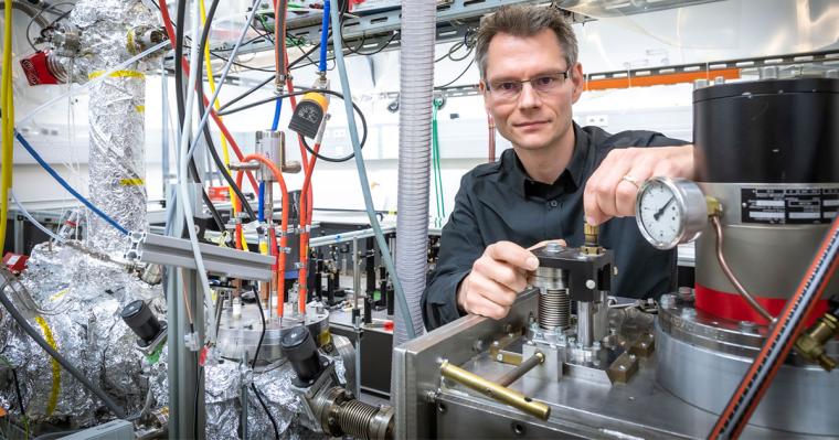 Markus Koch im Femtosekunden-Laser-Labor am Institut für Experimentalphysik...