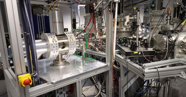 Die C4+ Ionen werden in einer Elektronenstrahlionenquelle erzeugt und...
