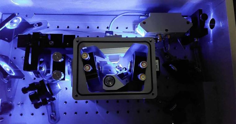 Für die Spektroskopie an C4+ wird UV-Licht benötigt, das ein geeigneter...