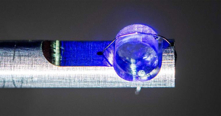 Ein Fluoritkristall, der Atome des radioaktiven Elements Thorium-229 enthält....