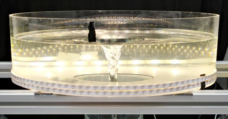 Das obere Plexiglasbecken hat einen Durchmesser von 50 cm und wird mit...