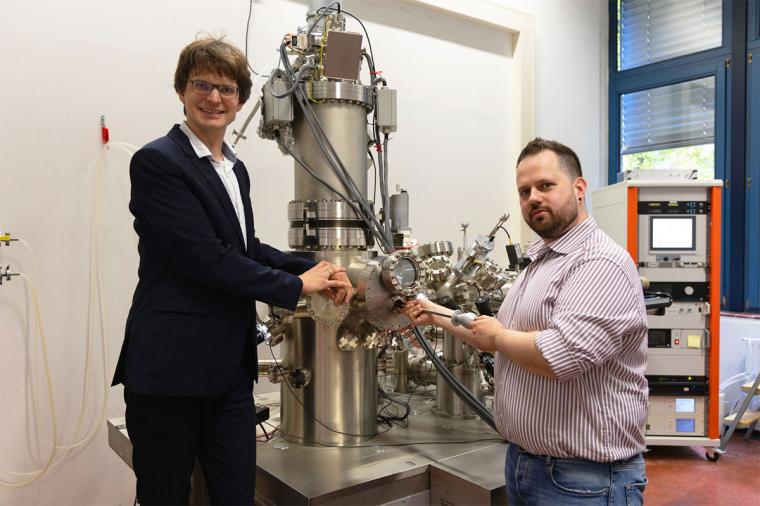 Dr. Philipp Rahe (l.) und Dr. Jonas Heggemann vor dem Rastersondenmikroskop.