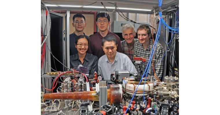 Das MIT-Team hinter der Dysprosium-Maschine. Vorne: Yoo Kyung Lee und Hanzhen...