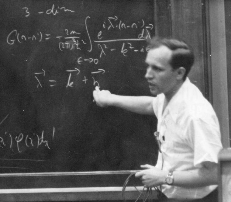 Roy Glauber um 1958 bei einer Vorlesung zur Streutheorie.
