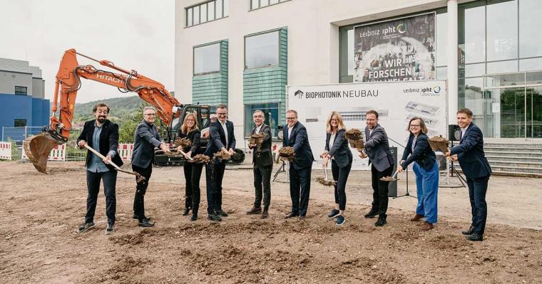 Gemeinsam setzten Vertreter:innen aus Politik, Wissenschaft und Architektur den...