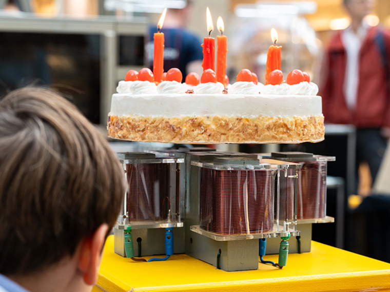 Warum schwebt diese Torte? Die Antwort gab es bei den diesjährigen Highlights...