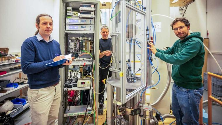 Tino Gottschall (links) und Norman Schubert (Mitte) mit Thomas Platte (rechts)...