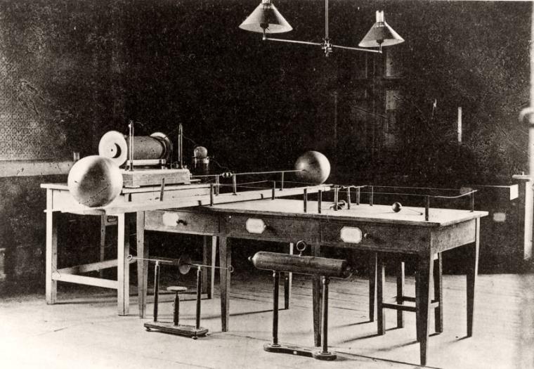 Von Heinrich Hertz konstruierter „UKW-Sender“ zum Nachweis...