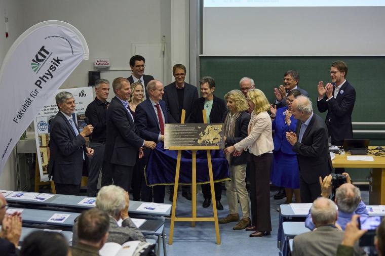 Die Ehrentafel enthüllten (v.l.n.r.) Oliver Kraft, Vizepräsident Forschung,...