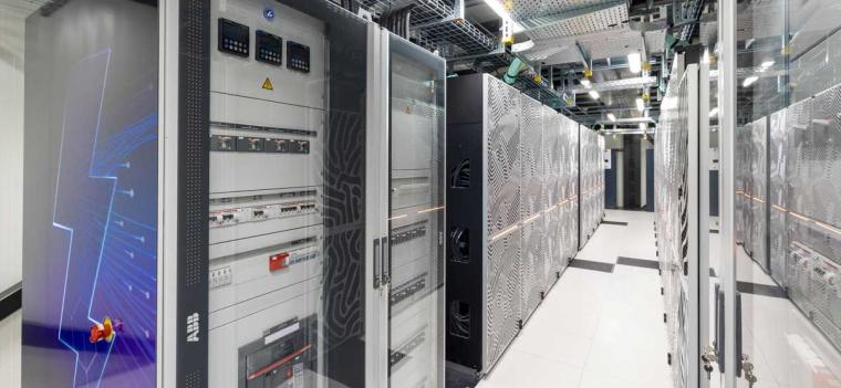 Blick zwischen die Racks von JUPITER