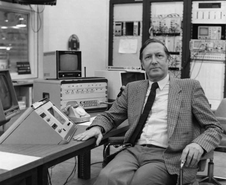 Simon van der Meer im Kontrollraum des Antiproton Accumulator