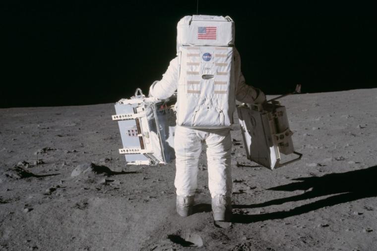 Abb.: Edwin Aldrin platziert das Seismometer (linke Hand) und das...