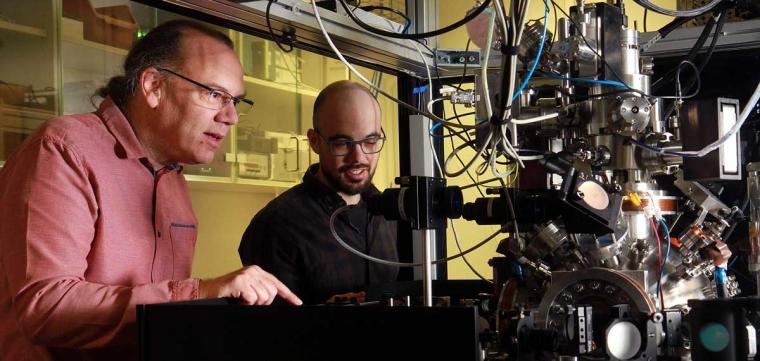 Das Experiment findet in einer Vakuumkammer statt, in der ultrakalte Atomwolken...