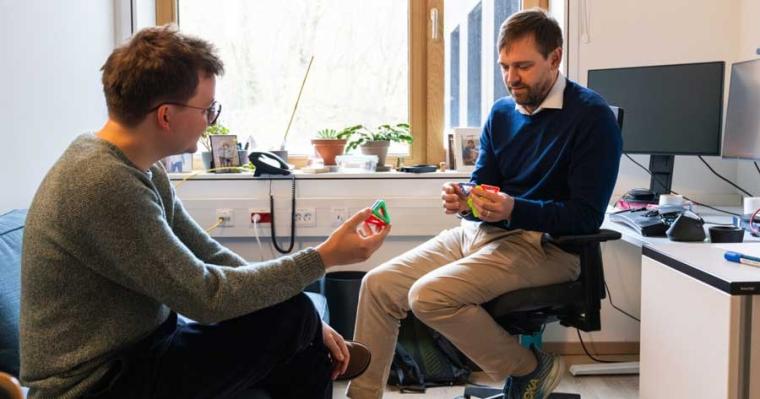 Maximilian Hübl, und Assistenzprofessor Carl Goodrich manipulieren ein...