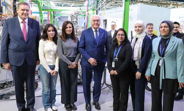 Frank-Walter Steinmeier (M.) und Khaled Toukan (l.) mit Forschenden an den...