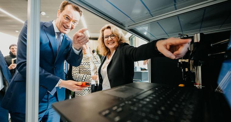 NRW-Ministerpräsident Hendrik Wüst und Prof. Christine Silberhorn