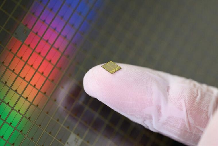 Abb.: SiC-MOSFET vor einem SiC-Wafer im Hintergrund.