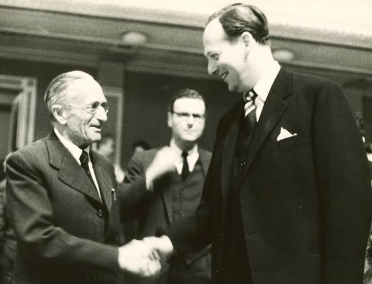 Hans Thirring begrüßt 1957 bei der Generalkonferenz der Internationalen...